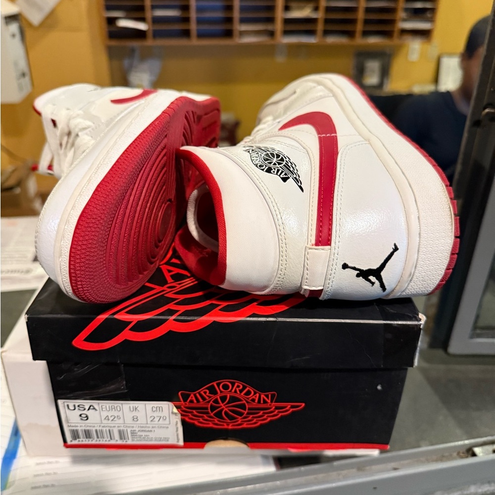 Jordan 1 Metallic Red Mid (2014) Size 9M - Picture 2 of 7